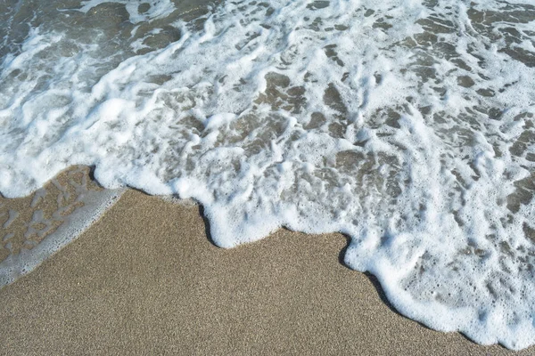 Close Van Golven Het Strand Zand Een Zonnige Dag Van — Stockfoto