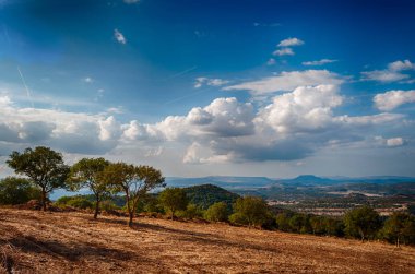 kırsal manzara bahar güneşli bir günde küçük nazik bulutlar ile