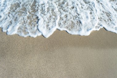Yazın güneşli bir günde kum plaj dalgalar closeup