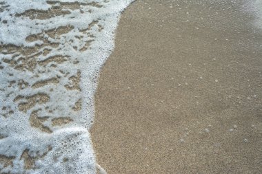 Yazın güneşli bir günde kum plaj dalgalar closeup