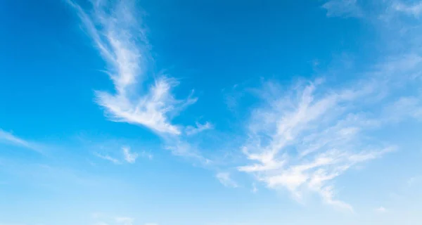 Cloudscape Dia Ensolarado Verão Com Nuvens Bonitas Suaves Céu Azul — Fotografia de Stock