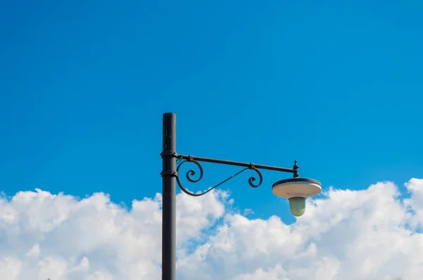 Streetlight Onder Een Blauwe Hemel Zachte Wolken — Stockfoto