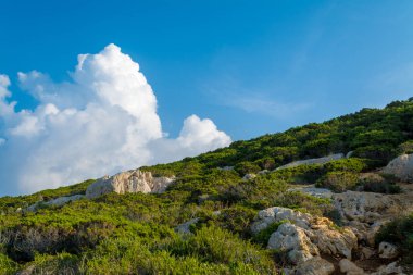 Hill Akdeniz bodur ile mavi bulutlu gökyüzü güneşli bir günde