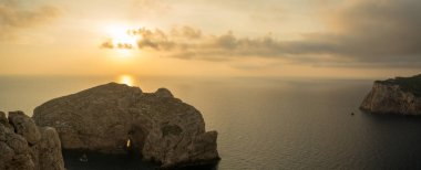 gün batımında foradada Adası yakınlarında Sardunya sahil peyzaj