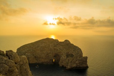 gün batımında foradada Adası yakınlarında Sardunya sahil peyzaj