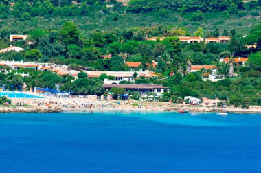 Sardunyalı Pischina Salida Beach Capo Caccia sahil görünümü