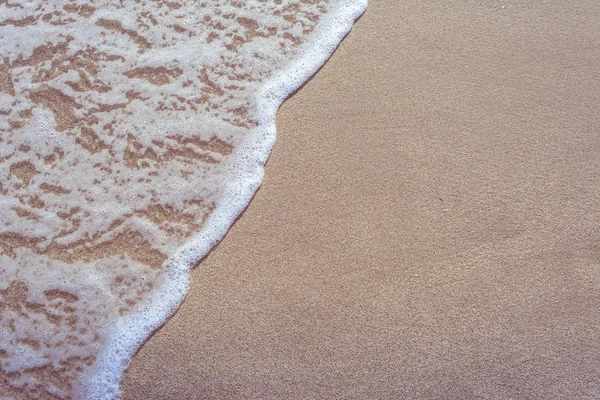 Крупный План Волн Розовом Песке Солнечный День Лета — стоковое фото