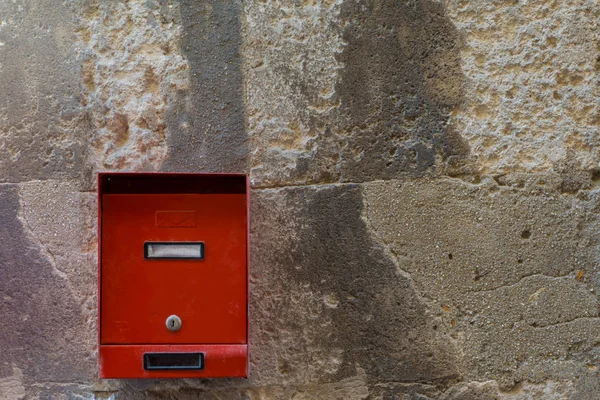 Roter Briefkasten Einer Alten Wand Mit Kopierplatz — Stockfoto