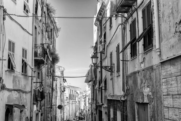 Issız Sokakta Güzel Bir Talyan Eski Şehir Siyah Beyaz — Stok fotoğraf