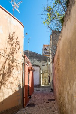Issız sokakta güzel bir güneşli gün bir İtalyan eski şehirde