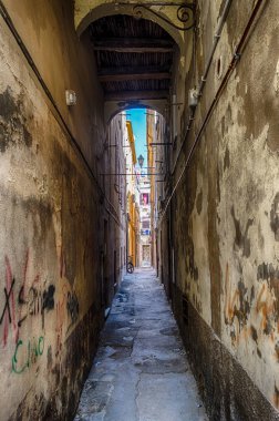 Issız sokakta güzel bir güneşli gün bir İtalyan eski şehirde