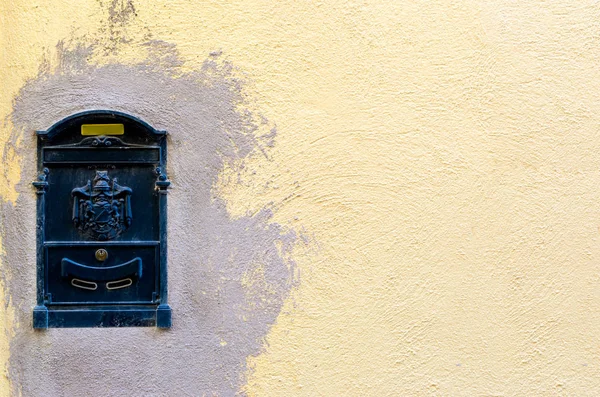 Dark Mailbox Partially Painted Light Yellow Wall — Stock Photo, Image