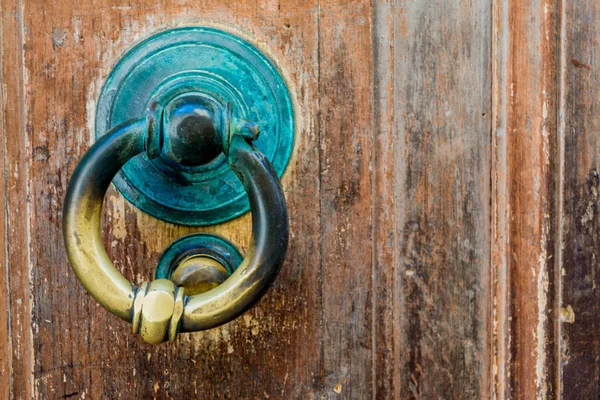ドアが木製の古い緑色のハンドルの詳細 — ストック写真