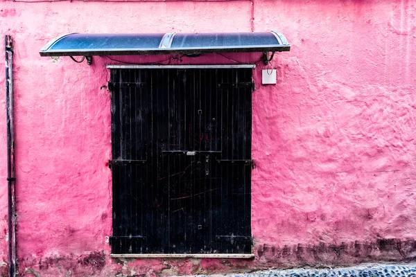 Vieja Puerta Negra Pared Rosa Callejón — Foto de Stock