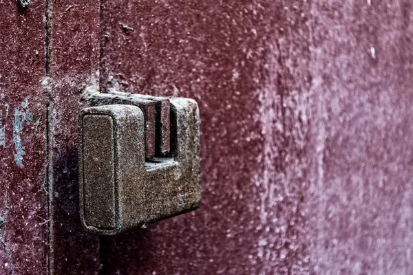 Detalle Candado Viejo Una Puerta Sucia Metálica Roja — Foto de Stock