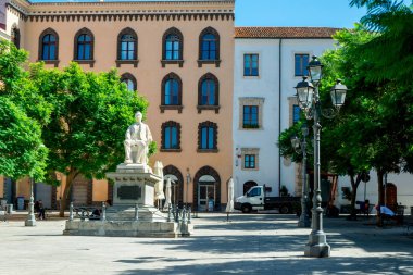 Tola Meydanı Sassari Sardunyalı şehir içinde