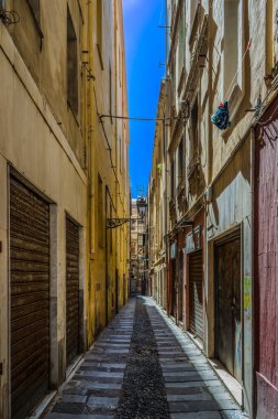Issız sokakta güzel bir güneşli gün bir İtalyan eski şehirde