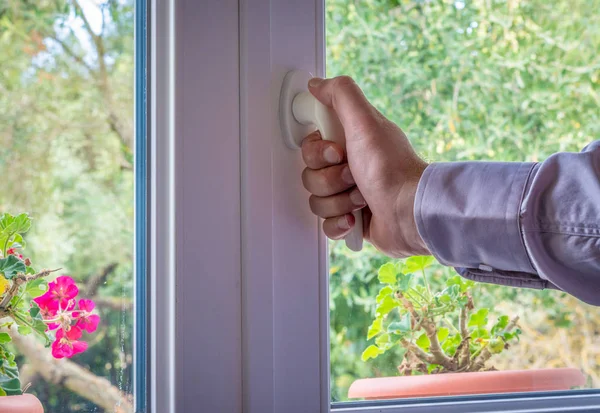 Mano Maschile Sulla Maniglia Una Finestra Bianca Che Guarda Giardino — Foto Stock