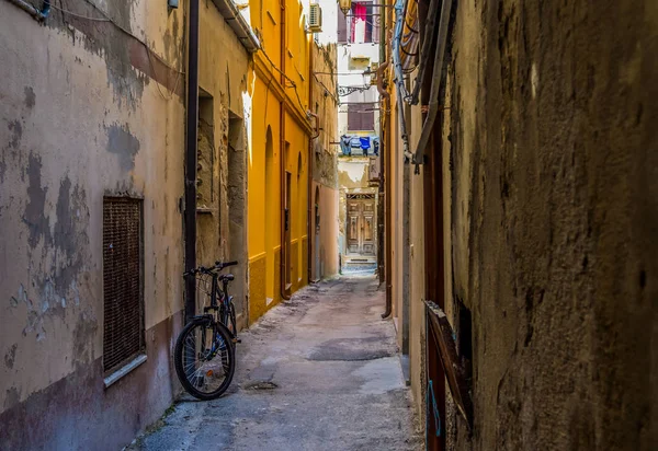 Bellissimo Vicolo Deserto Una Città Vecchia Italiana Una Giornata Sole — Foto Stock