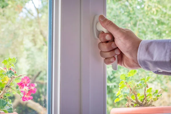 Mano Masculina Manija Una Ventana Blanca Que Mira Jardín —  Fotos de Stock