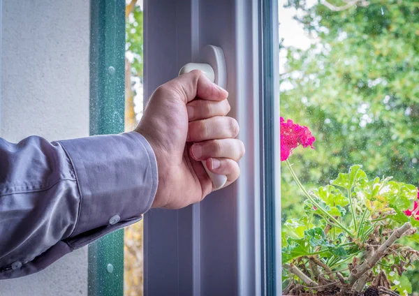 Mężczyzna Rękę Uchwycie Białe Okno Patrząc Ogrodu — Zdjęcie stockowe