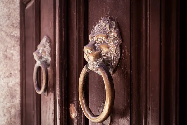 Detalhe Uma Maçaneta Velha Uma Porta Madeira — Fotografia de Stock