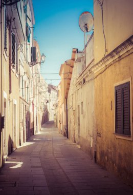 Issız sokakta güzel bir güneşli gün bir İtalyan eski şehirde