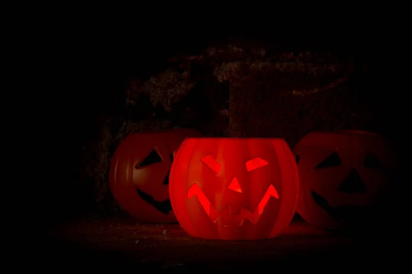 Tres Calabazas Halloween Una Vieja Pared — Foto de Stock