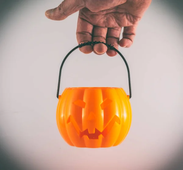 Mano Aislada Sosteniendo Pequeña Calabaza Halloween Sobre Fondo Blanco — Foto de Stock