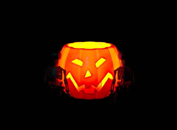 Isolierte Helle Halloween Kürbis Und Skelette Silhouette Auf Schwarzem Hintergrund — Stockfoto