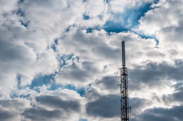 Pyloon Onder Een Bewolkte Hemel — Stockfoto