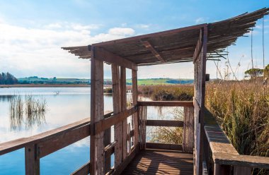 Bahar güneşli gün içinde kuş gözlem siteden Gölü nün görünümü