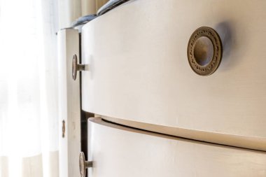 Beyaz mobilya eski tutamacı