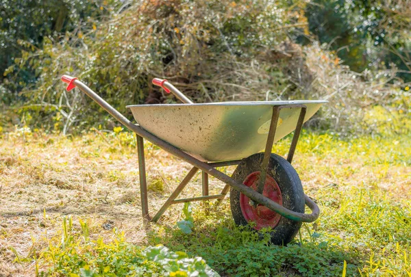 Dirty wheelbarrow in a meadow — Stock Photo, Image