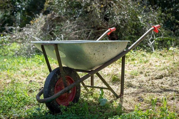 Carrinho de mão sujo em um prado — Fotografia de Stock