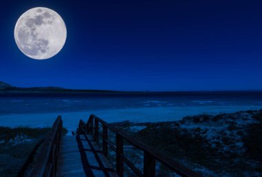 Supermoon ile ahşap yaya köprüsü