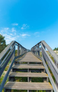 Sahile giden tahta patika.