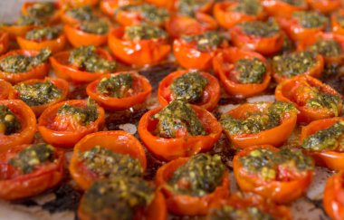 yeşil sos ile pişirilen kiraz domates