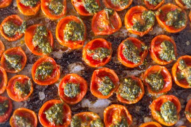 yeşil sos ile pişirilen kiraz domates