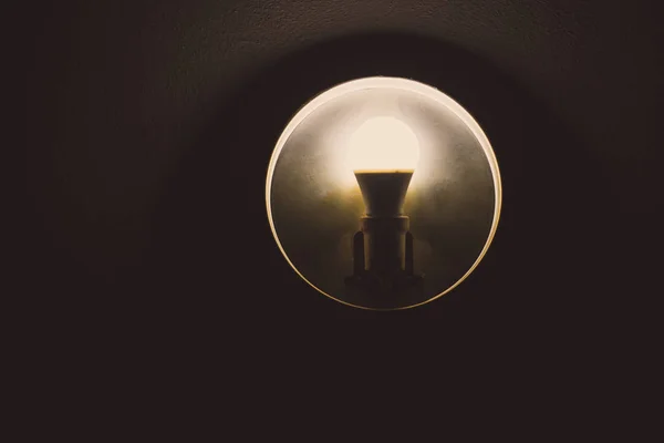 孤立した古い電球の光 — ストック写真