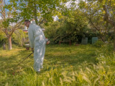 Fırça kesici kullanan adam