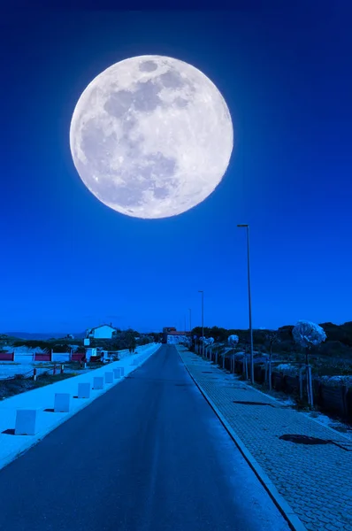 Camino del desierto cerca de la playa por la noche — Foto de Stock