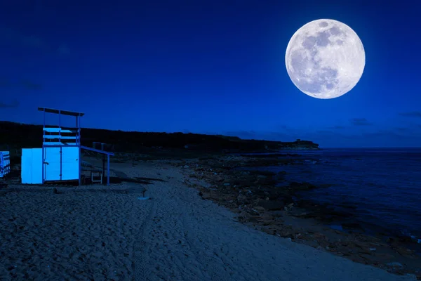 Torre de rescate en la playa por la noche — Foto de Stock