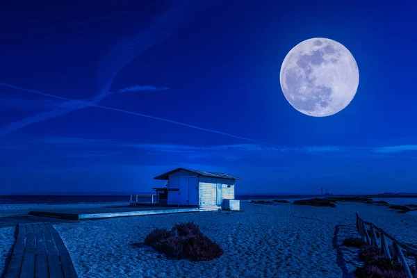 Casa de campo blanca en la playa por la noche — Foto de Stock