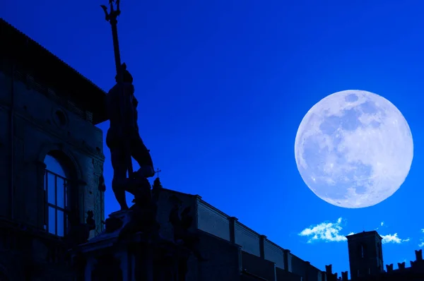 Vista de Bolonia por la noche, estatua de neptune — Foto de Stock