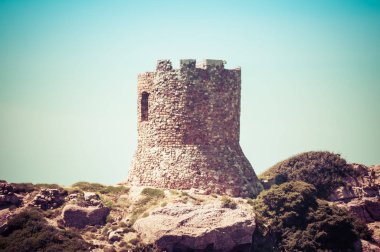 deniz kenarı eski kule