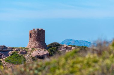 deniz kenarı eski kule