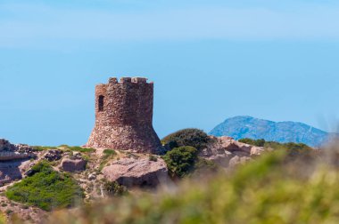 deniz kenarı eski kule