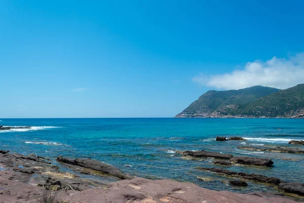 Krajina na pobřeží u pláže Porto Ferro — Stock fotografie