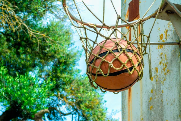 Bola dentro de una vieja cesta — Foto de Stock